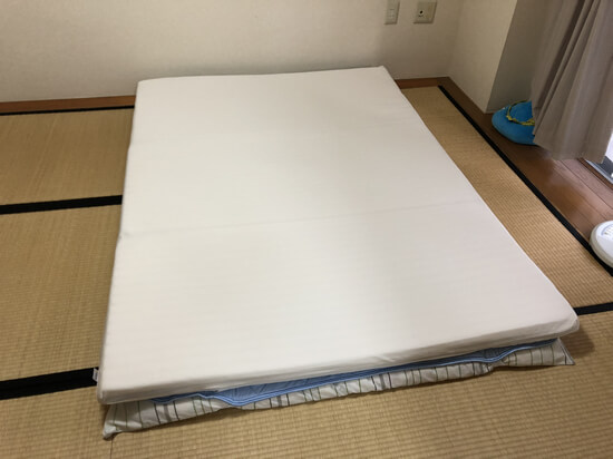 トゥルースリーパーセロは基本布団かベッドの上に敷いて使用します。